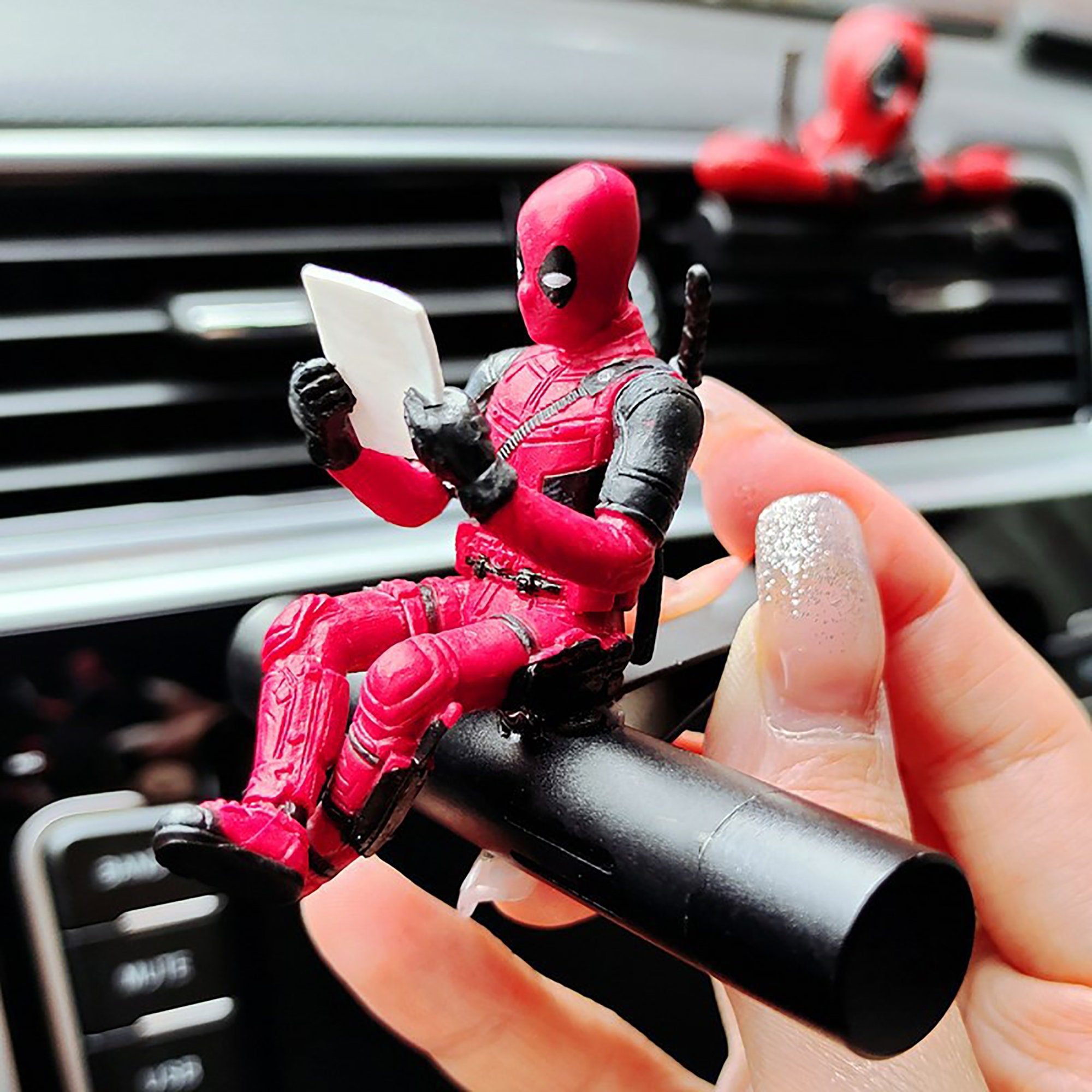 2 Pezzi Ornamento Auto Deadpool Oscillante - Decorazione Carina Per Specchietto Retrovisore | Regalo Per Fan - Foto 4
