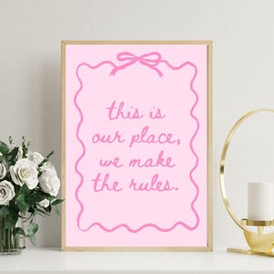 Dies ist unser Platz, wir machen die Regeln - Liebhaber - Swiftie Wandkunst - Digitaler Download Rosa