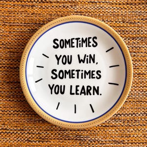 Vintage Wandteller "Sometimes you win, sometimes you learn" | Wanddeko Spruch | Handbemalter Teller mit Goldrand | Einzelstück Keramik
