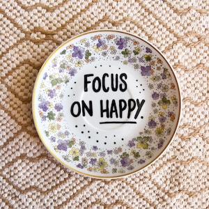 Vintage Wandteller "Focus on happy" | Wanddeko Porzellanteller mit Spruch | Unikat handbemalter Unterteller mit Muster | Einzelstück Keramik