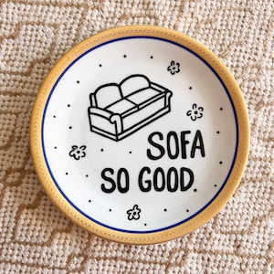 Assiette murale vintage « Sofa so good » | Assiette décorative murale en porcelaine avec inscription | Assiette peinte à la main avec bordure dorée | Pièce en céramique unique