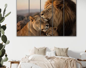 Cuadro decorativo de pared con estampado de familia de leones, gran lámina de animales de safari, pareja de leones con cachorros, fotografía de vida silvestre, decoración de dormitorio en tonos neutros cálidos.