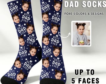 Puede incluir: Un par de calcetines azul marino con un patrón repetitivo de la cara de un niño, estrellas blancas, coronas y el texto BEST DAD EVER. Los calcetines incluyen una pequeña foto insertada y el texto CUSTOM DAD SOCKS UP TO 5 FACES.