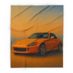 Op de afbeelding: Oranje sportwagen met een zwart dak, tegen een gradiënt achtergrond van oranje en blauwe tinten. De auto heeft een strak ontwerp met zichtbare koplampen en wielen. De algehele esthetiek doet denken aan een vintage poster.