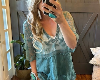 Die Hailey Teal Häkelspitze Bluse von Lavender Tribe Design V-Ausschnitt Türkis Handmade Boho Damen Kleidung Top Einheitsgröße Größe M bis XL