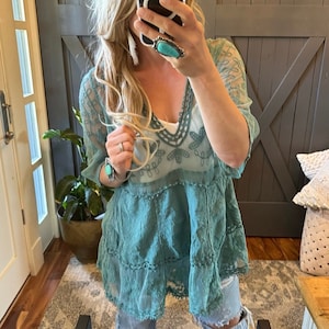 Blusa de encaje de crochet Hailey Teal de Lavender Tribe Design con escote en V en turquesa, hecha a mano, estilo bohemio, para mujer, tallas desde la pequeña hasta la XL