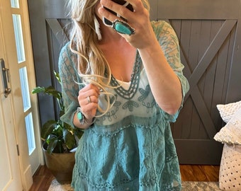 Die Hailey Teal Häkelspitzenbluse von Lavender Tribe Design, V-Ausschnitt, Türkis, handgefertigtes Boho-Damenbekleidungsoberteil, Einheitsgröße, passend für Mittel bis XL