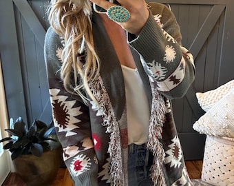 Suéter tipo cárdigan con flecos aztecas: Chaqueta bohemia estilo western hecha a mano por Lavender Tribe Design