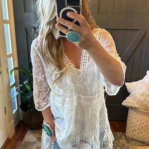 Blusa de encaje con mangas 3/4 y crochet en color blanco Hailey de Lavender Tribe Design, estilo bohemio, con escote en V, hecha a mano, de estilo occidental, tallas de mujer desde la pequeña hasta la XL