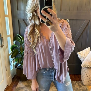 ライラックレースコットンブラウス：ロズリン 7分袖 ボタンフロントトップ