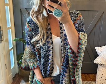 El suéter de cárdigan Poncho hecho a mano con borlas de punto marroquí de Boho Loom de Lavender Tribe Design Crochet Blue - Tamaño de mujer pequeño a XL