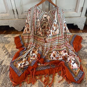 Cardigan léger fait main kimono bohème par Lavender Tribe Design ourlet à franges coton plage denim couverture vêtements pour femmes