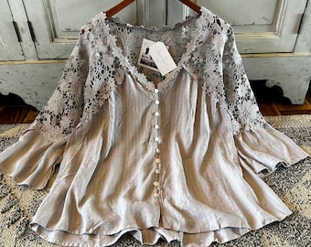 Lavender Tribe Roslyn Spitzenbluse, 3/4-Ärmel, Knopfleiste vorne, florales, romantisches Baumwoll-Top, Boho-Vintage-Stil, inspiriert von den 70er Jahren ~ Damengrößen S bis XXL