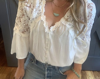 Blusa boho de encaje floral: Top blanco de manga 3/4 con botones al frente