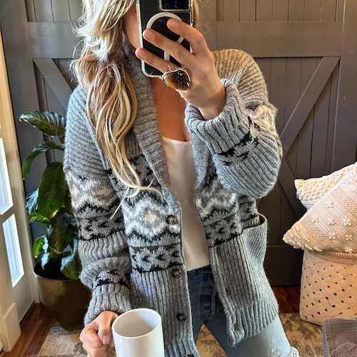 Cardigan gris occidental à col châle fait main : gros pull bohème en tricot jacquard