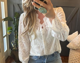 Blusa de encaje festoneado hecha a mano: Romántica blusa de manga larga con botones al frente, de Lavender Tribe Design