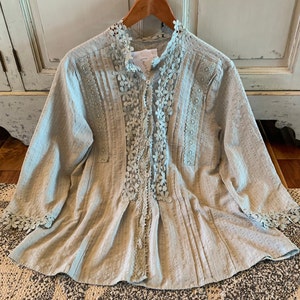 Lavender Tribe Design Stellan Bohemian Grey Lace 3/4 Sleeve Grey Button Front Floral Romantic Blouse Women's Top 5 Sizes Small to XXL zdjęcie 4