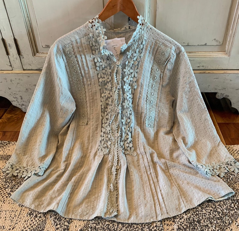 Lavender Tribe Design Stellan Bohemian Grey Lace 3/4 Sleeve Grey Button Front Floral Romantic Blouse Women's Top 5 Sizes Small to XXL zdjęcie 4