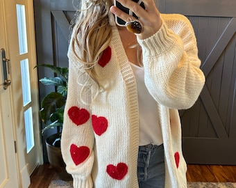 Nouveau pull cardigan avec écusson brodé coeur ~ Le plus beau cadeau pour la Saint-Valentin en tricot fait main surdimensionné ~ Taille femme, petite à XL