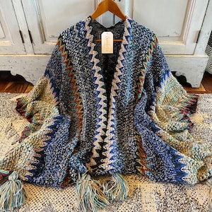Pull cardigan poncho fait main en tricot marocain bohème à pampilles par Lavender Tribe Design Crochet bleu Taille femme petit à XL image 4
