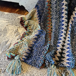 Pull cardigan poncho fait main en tricot marocain bohème à pampilles par Lavender Tribe Design Crochet bleu Taille femme petit à XL image 9