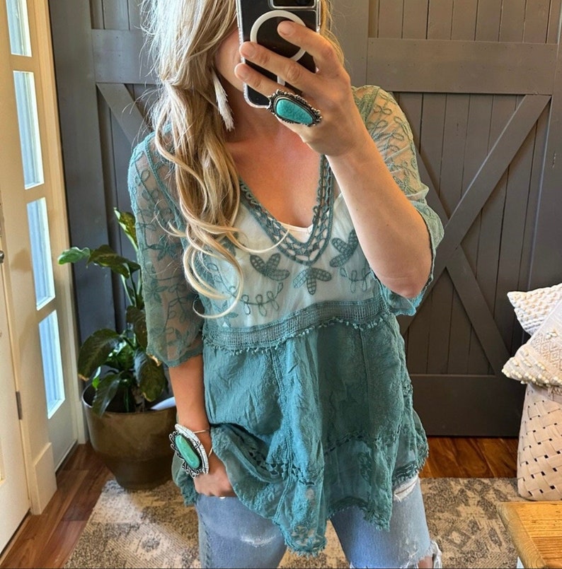 De Hailey Teal gehaakte kanten blouse van Lavender Tribe Design V-hals Turquoise handgemaakte Boho dameskleding Top One Size Fits Medium tot XL afbeelding 2