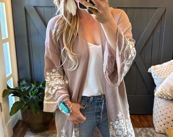 Cárdigan tipo kimono con bordado floral: prenda ligera de gasa de algodón