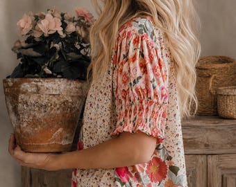 Blusa bohemia floral hecha a mano, top femenino de manga corta de Lavender Tribe Design