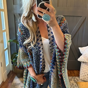 Pull cardigan poncho fait main en tricot marocain bohème à pampilles par Lavender Tribe Design Crochet bleu Taille femme petit à XL image 3