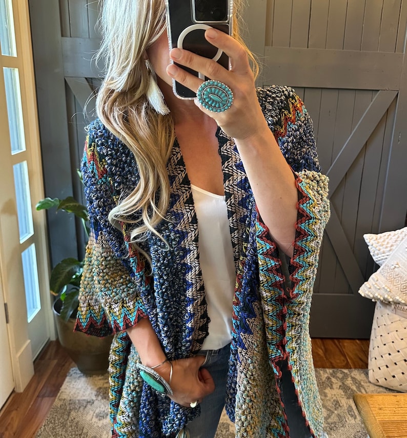 Pull cardigan poncho fait main en tricot marocain bohème à pampilles par Lavender Tribe Design Crochet bleu Taille femme petit à XL image 3
