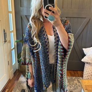 Pull cardigan poncho fait main en tricot marocain bohème à pampilles par Lavender Tribe Design Crochet bleu Taille femme petit à XL image 6