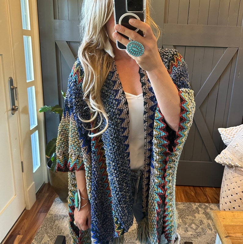 Pull cardigan poncho fait main en tricot marocain bohème à pampilles par Lavender Tribe Design Crochet bleu Taille femme petit à XL image 6