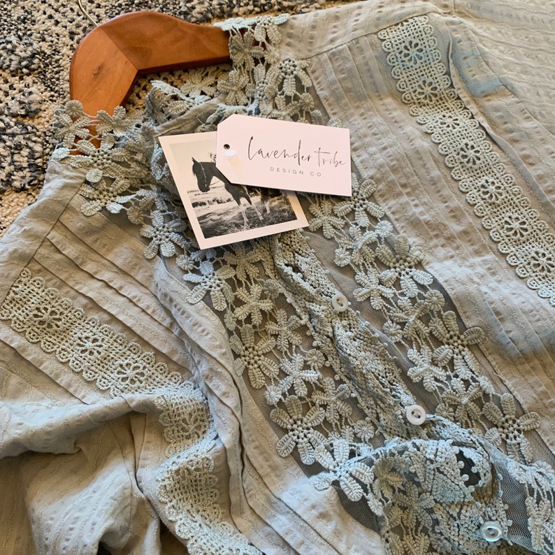 Chemisier floral romantique gris à manches 3/4 en dentelle bohème stellaire design Lavender Tribe Haut pour femme 5 tailles petit à XXL image 3