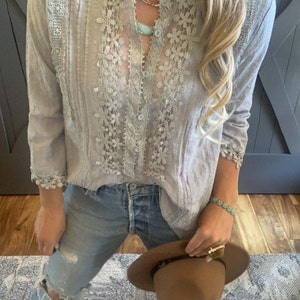 Lavender Tribe Design Stellan Bohemian Grey Lace 3/4 Sleeve Grey Button Front Floral Romantic Blouse Women's Top 5 Sizes Small to XXL zdjęcie 7