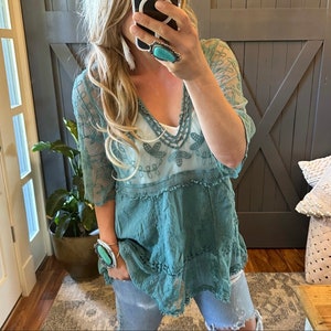 De Hailey Teal gehaakte kanten blouse van Lavender Tribe Design V-hals Turquoise handgemaakte Boho dameskleding Top One Size Fits Medium tot XL afbeelding 4