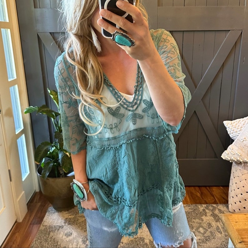 Chemisier en dentelle au crochet bleu sarcelle Hailey par Lavender Tribe Design col en V turquoise fait main Boho Vêtements haut pour femme Taille unique, moyen à XL image 4