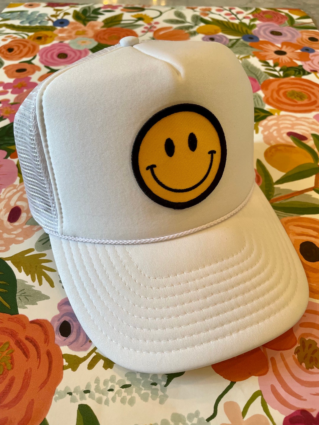 【Ashley williamsHAPPY】White Happy Trucker Cap ロゴ 帽子 Ashley williamsHAPPY】HAPPY CAP 全2色 送関込 サイズ調整可