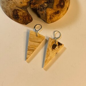 Box Ouderling Burl | Lever Back Bungel | Natuurlijke houtnerf | Colorado Sieraden | Handgemaakte | Vrouwen | Draagbare | Driehoek Vorm | Houten Sieraden
