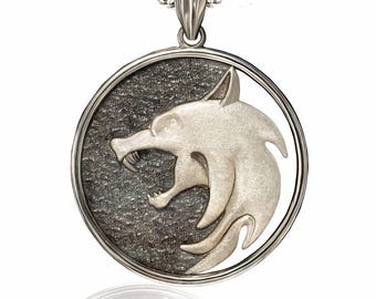 Collar con medallón de lobo de Witcher en plata de ley grabado a medida