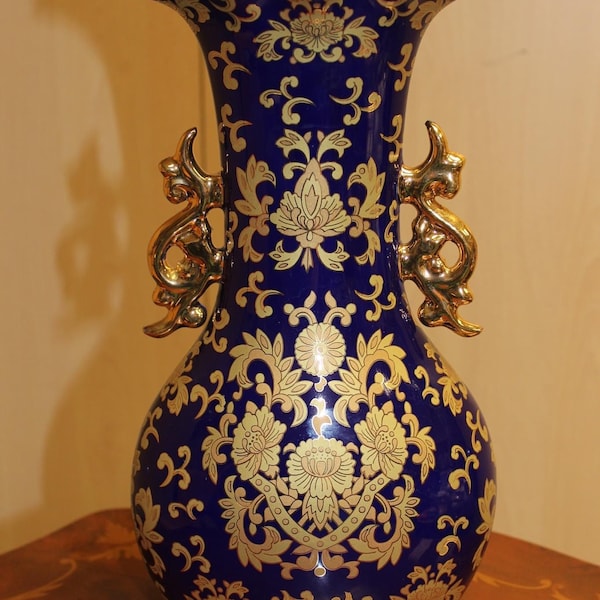 Große Kobalt und Gold emaillierte Porzellan Vase.