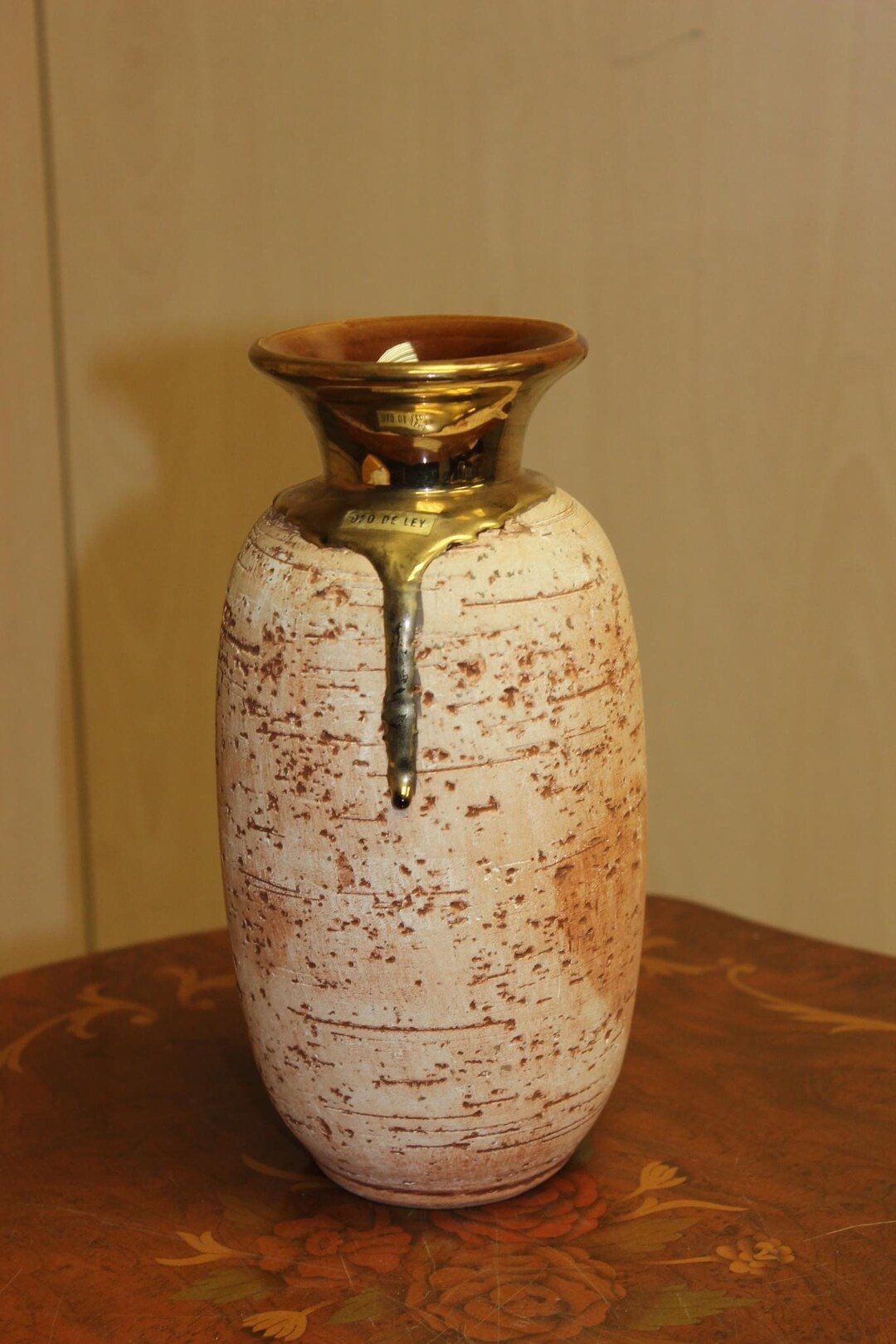 Lazo De Regalo Rojo Con Ribete Dorado. Elemento De Decoración Festiva, Vector | Vector Premium