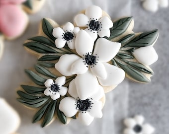 Floral bunch no. 2 cookie cutter (Linen & Gray)