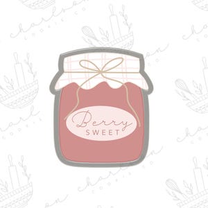 Może przedstawiać: Wycinarka do ciasteczek w kształcie szklanego słoika z różową pokrywką i etykietą z napisem "Berry Sweet".