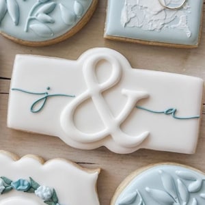 Cortador de galletas con placa Ampersand (Gussiedupcookieco)