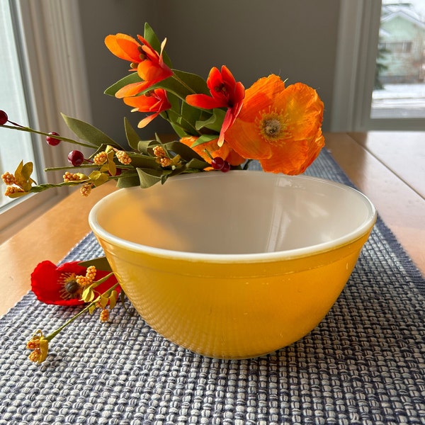 Bright Sunny Yellow Pyrex #402 1 1/2 Quart Bowl