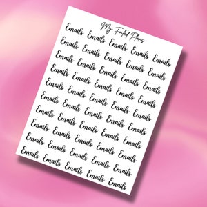 以下が含まれることがあります： 白い紙のシートに、上部に「My Foiled Plans」というテキストが書かれています。シートの残りの部分は、黒い筆記体で「Emails」という単語が何度も繰り返されています。