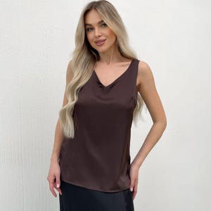 Brauner Seiden Tank Top: Elegantes Ärmelloses Satin Leibchen, Plus Größe