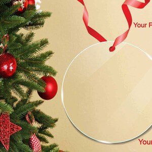 Peut inclure: Une boule de No&euml;l ronde en verre transparent avec un ruban rouge suspendu en haut. La boule est vide et pr&ecirc;te &agrave; &ecirc;tre personnalis&eacute;e avec une photo et du texte.  "Votre Photo" et "Votre Texte" sont &eacute;crits sur l'image.