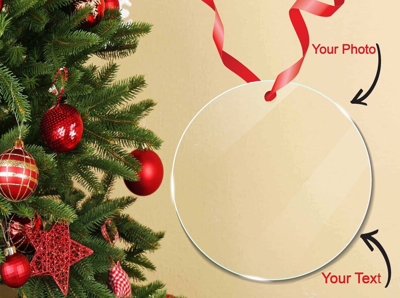 Peut inclure: Une boule de No&euml;l ronde en verre transparent avec un ruban rouge suspendu en haut. La boule est vide et pr&ecirc;te &agrave; &ecirc;tre personnalis&eacute;e avec une photo et du texte.  "Votre Photo" et "Votre Texte" sont &eacute;crits sur l'image.
