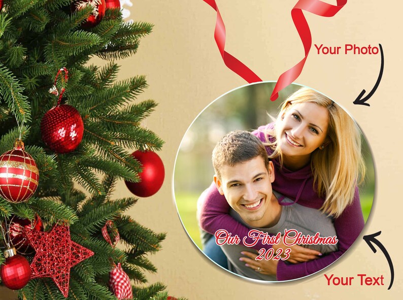 Peut inclure: Une boule de No&euml;l ronde et blanche avec une photo d'un couple. La boule est orn&eacute;e du texte "Our First Christmas 2023" en &eacute;criture cursive rouge.